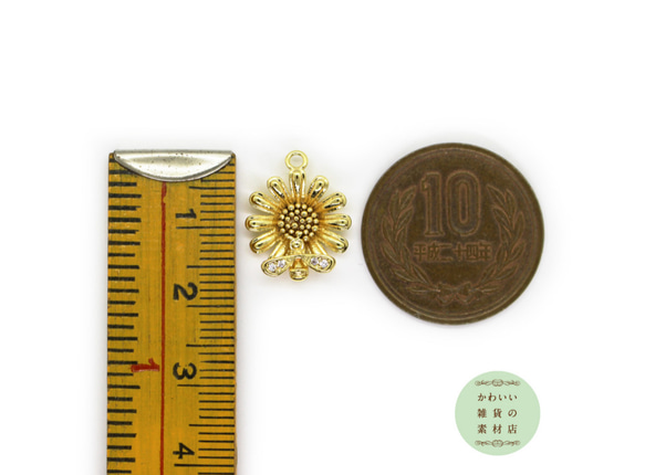 羽根にキュービックジルコニアのついたミツバチと花の18金メッキの真鍮製チャーム（ゴールド/18KGP）#C-0054 4枚目の画像
