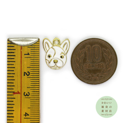 【再販】正面を向いている白い犬の顔の半立体エナメルチャーム（犬/ドッグ）2個セット #CE-0016 4枚目の画像