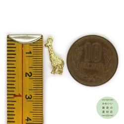 少しリアルなキリンの真鍮製ゴールドカラーの小さめ立体チャーム #C-0062 4枚目の画像