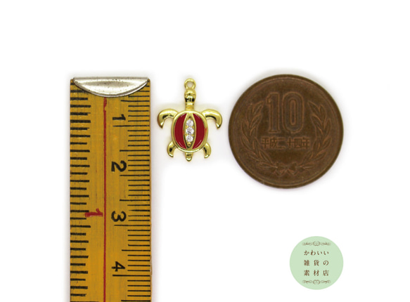 背中に小さなキュービックジルコニアのついたウミガメの真鍮製チャーム（レッド/ゴールド）2個セット #CCZ-0010 4枚目の画像