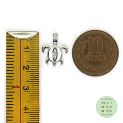 背中に小さなキュービックジルコニアのついたウミガメの真鍮製チャーム（ホワイト/シルバー）2個セット #CCZ-0013 4枚目の画像