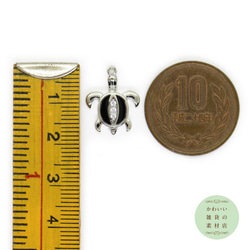 背中に小さなキュービックジルコニアのついたウミガメの真鍮製チャーム（ブラック/シルバー）2個セット #CCZ-0014 4枚目の画像