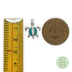 背中に小さなキュービックジルコニアのついたウミガメの真鍮製チャーム（グリーン/シルバー）2個セット #CCZ-0015 4枚目の画像