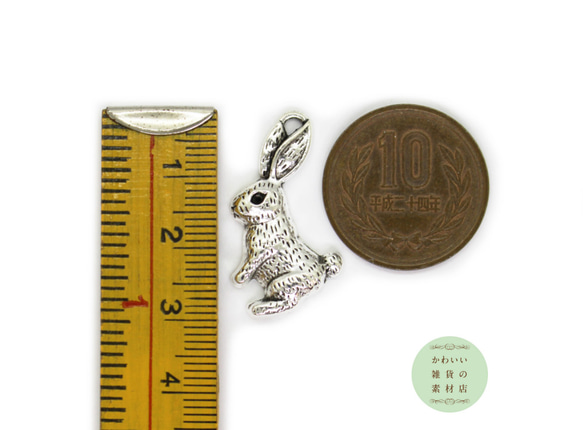 【再販】大きな目の横向きウサギのキュートなチャーム（アンティークシルバー）3個セット #C-0074 4枚目の画像