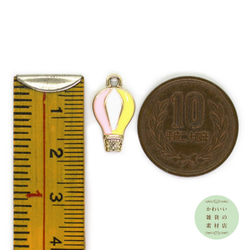 ベビーピンク・白・ライトイエローの熱気球（バルーン）のエナメルチャーム（ライトゴールド）2個セット #CE-0108 4枚目の画像