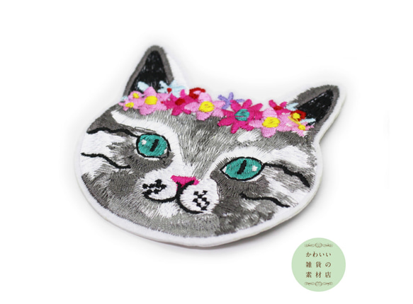花飾りをつけたエメラルドグリーンの目のグレー猫の顔のワッペン（アイロン接着/アップリケ/刺繍/ネコ）#AP-0001 2枚目の画像