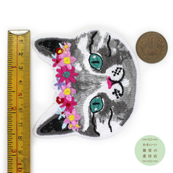 花飾りをつけたエメラルドグリーンの目のグレー猫の顔のワッペン（アイロン接着/アップリケ/刺繍/ネコ）#AP-0001 4枚目の画像