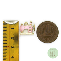 キラキラ☆ラインストーンのついたミシンの半立体エナメルチャームS（ベビーピンク/ゴールド）2個セット #CER-0022 4枚目の画像