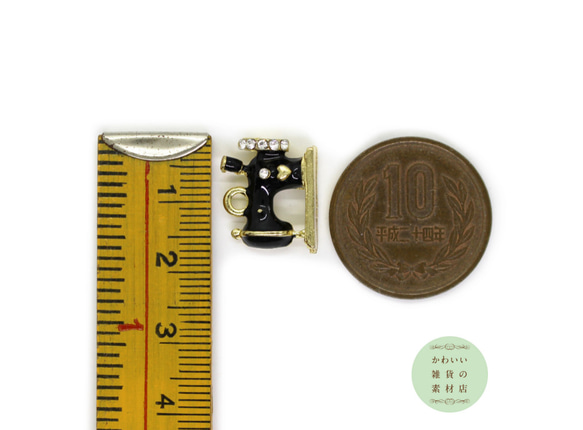 キラキラ☆ラインストーンのついたミシンの半立体エナメルチャームM（ブラック/ゴールド）2個セット #CER-0023 4枚目の画像
