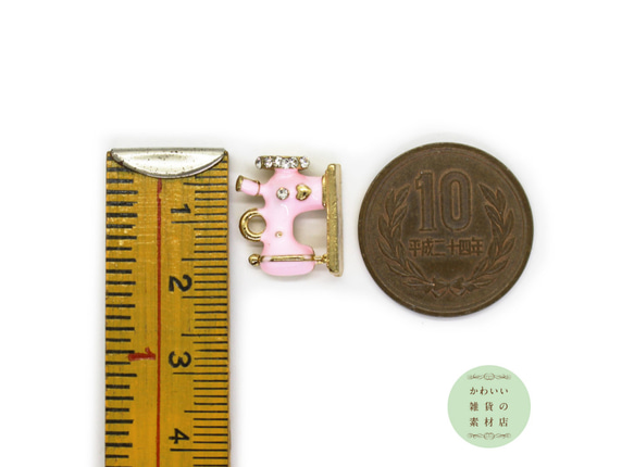 キラキラ☆ラインストーンのついたミシンの半立体エナメルチャームM（ベビーピンク/ゴールド）2個セット #CER-0025 4枚目の画像