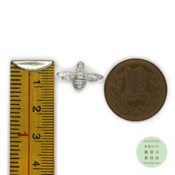 少しリアルな蜜蜂（みつばち/ミツバチ）の真鍮製半立体チャーム（シルバーカラー）2個セット #C-0092 4枚目の画像