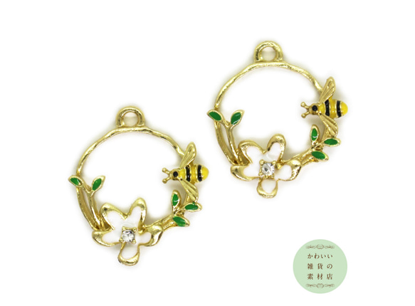ミツバチと花芯にクリスタルラインストーンのついた白い花の輪のチャーム（ゴールド）2個セット #CER-0036 1枚目の画像