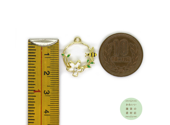 ミツバチと花芯にクリスタルラインストーンのついた白い花の輪のチャーム（ゴールド）2個セット #CER-0036 4枚目の画像