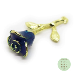 一輪の青いバラの小枝の立体エナメルチャーム（ゴールド）2個セット #CE-0152 3枚目の画像