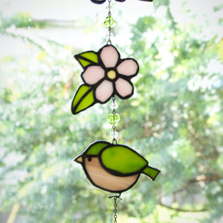 ステンドグラス 小鳥とお花の3連サンキャッチャー クリスタル使用　壁掛け ギフトにも 10枚目の画像