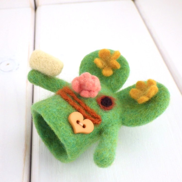 指人形やブローチになる小さい羊毛フェルトの置物(チーズケーキ) 3枚目の画像