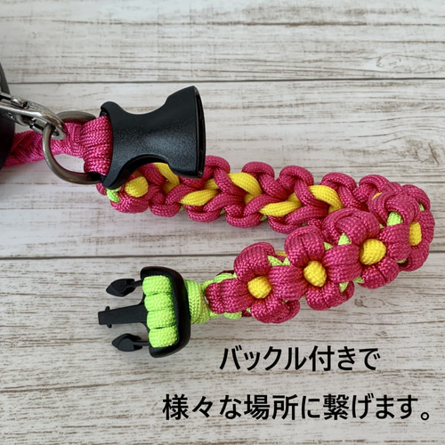 犬の伸縮リード用 パラコード手首ストラップ（ピンクフラワー