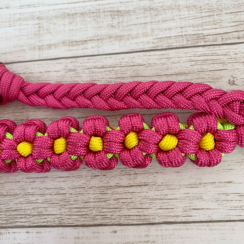 犬の伸縮リード用 パラコード手首ストラップ（ピンクフラワー） リード