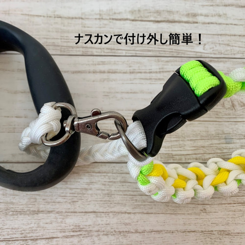 犬の伸縮リード用 パラコード手首ストラップ（ホワイトフラワー