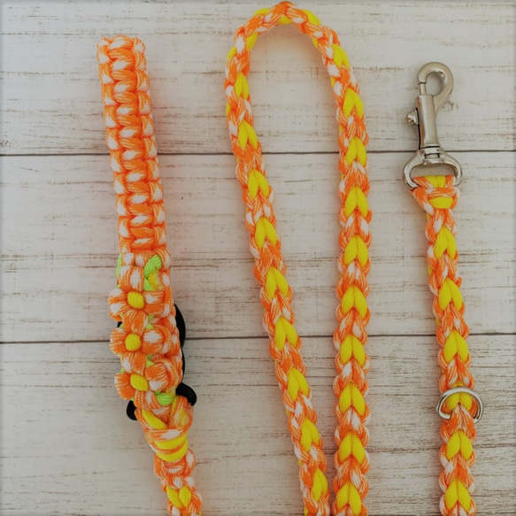 花飾り付き犬用リード（オレンジマールフラワー・イエロー）首輪とお揃いパラコードリード 2枚目の画像