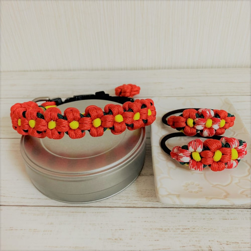 パラコードのフラワーヘアゴム 2個セット（レッドフラワー） ヘアゴム