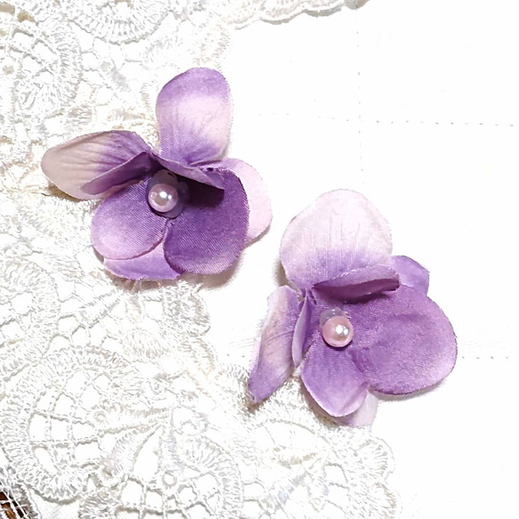 パープル紫陽花のピアス(樹脂製パーツ使用) 1枚目の画像