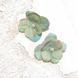 グリーン紫陽花ピアス(樹脂製パーツ使用) 1枚目の画像