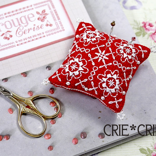 赤い布に白1色でステッチする 白糸刺しゅうのピンクッションキットNo