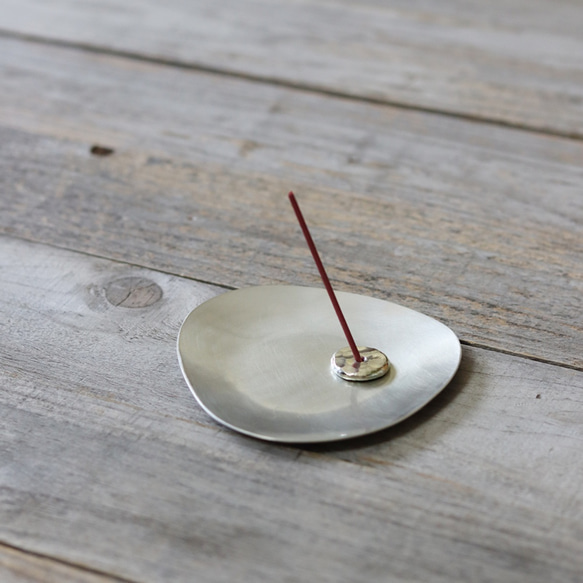 Stone S ふぞろいの小皿　[   錫銀　] 2枚目の画像