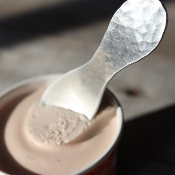 アルミの鎚目模様のアイスクリームスプーン 5枚目の画像
