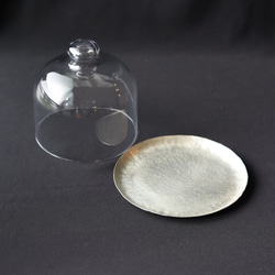 鎚目模様の錫銀色トレイとガラスドーム 2枚目の画像