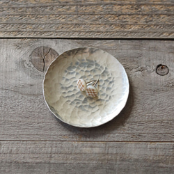 鎚目模様の豆皿 [　錫銀　] 1枚目の画像