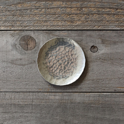 鎚目模様の豆皿 [　錫銀　] 2枚目の画像
