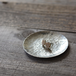鎚目模様の豆皿 [　錫銀　] 4枚目の画像