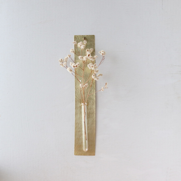 鎚目模様の壁掛け花器：真鍮／黒染 2枚目の画像