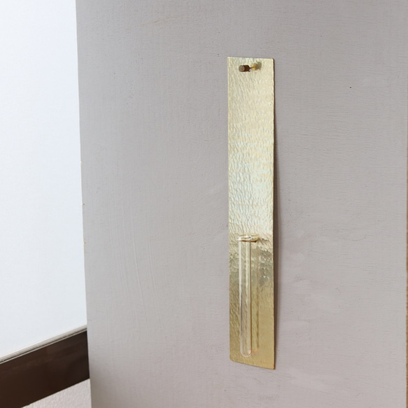 鎚目模様の壁掛け花器：真鍮／黒染 3枚目の画像