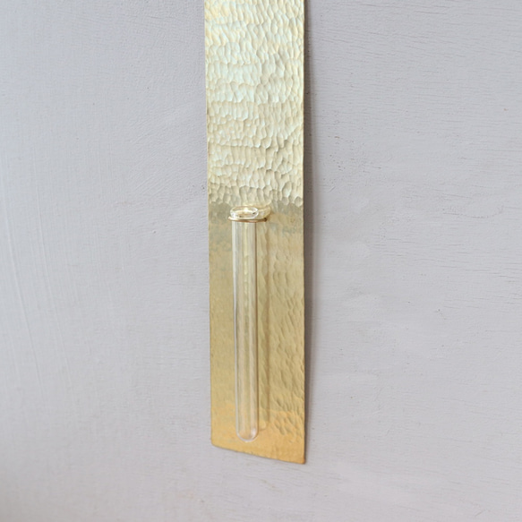 鎚目模様の壁掛け花器：真鍮／黒染 7枚目の画像