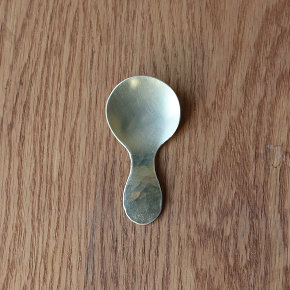 鎚目模様の真鍮茶匙 4枚目の画像