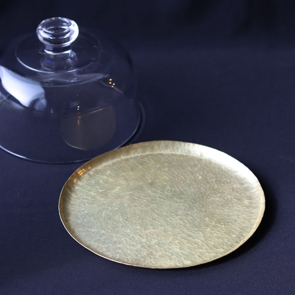 鎚目模様の真鍮トレイとガラスドーム L 3枚目の画像