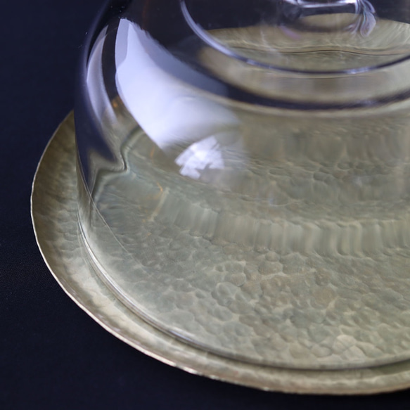 鎚目模様の真鍮トレイとガラスドーム L 7枚目の画像