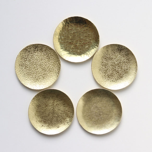 鎚目模様の真鍮豆皿 [　満月豆皿　] 1枚目の画像