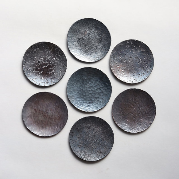 鎚目模様の黒染豆皿 [　新月豆皿　] 5枚目の画像