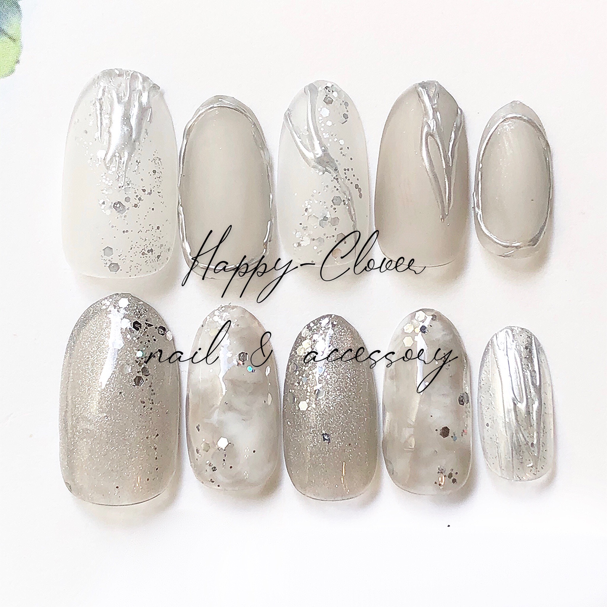 シルバーのニュアンスネイル アシンメトリージェルネイルチップ ネイル  