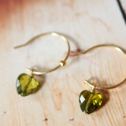 橄欖綠心型耳環 第2張的照片