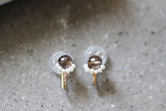煙熏石英x淡水珍珠最小夾式耳環 第3張的照片