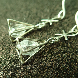 ハーキマーダイヤモンドの四角錘ピアス 3枚目の画像