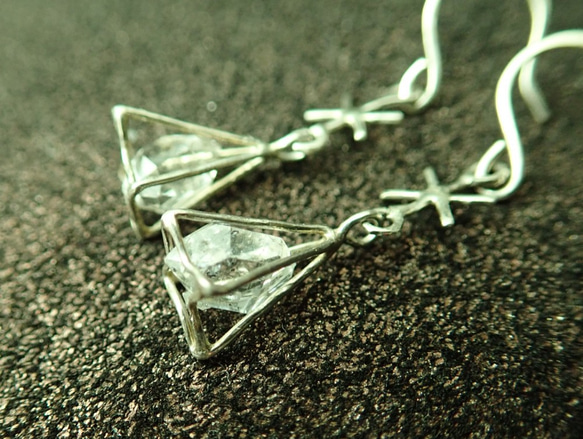 ハーキマーダイヤモンドの四角錘ピアス 3枚目の画像