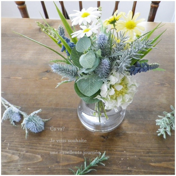 こぼれないお水に春の爽やかカラーのお花をふんわりと活けて♪ 4枚目の画像