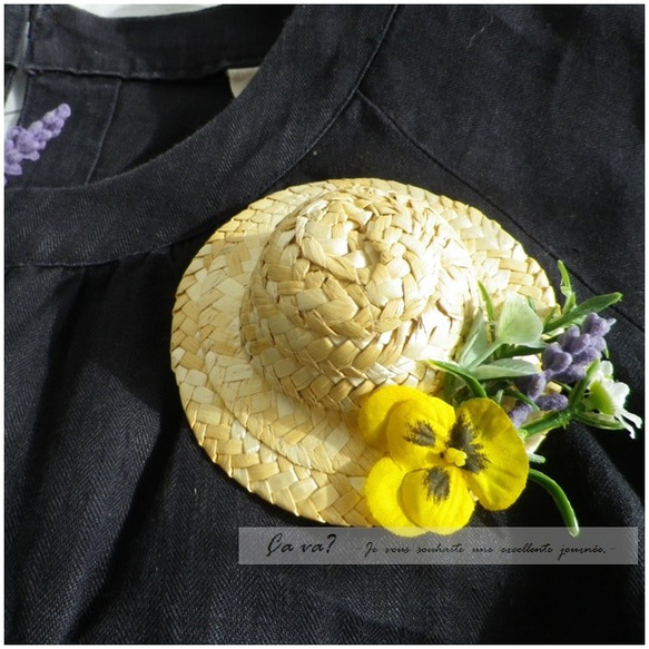麦わら帽子と春のお花のブローチ（黄色のパンジー） 2枚目の画像