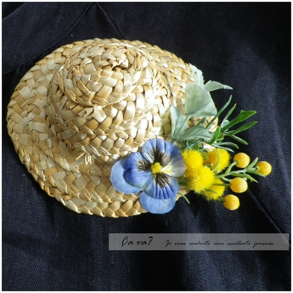 麦わら帽子と春のお花のブローチ（青色のパンジー） 1枚目の画像